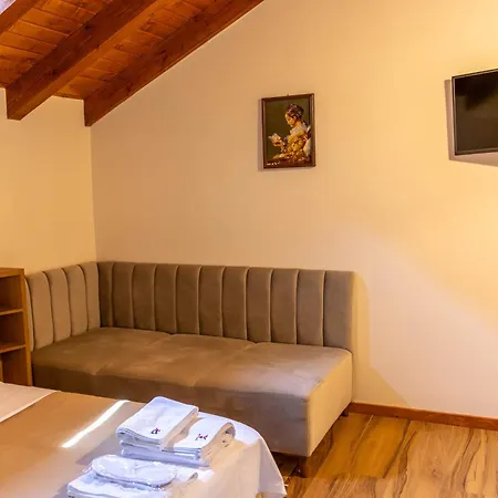 Sofra Kelmendit ゲストハウス Tamarë