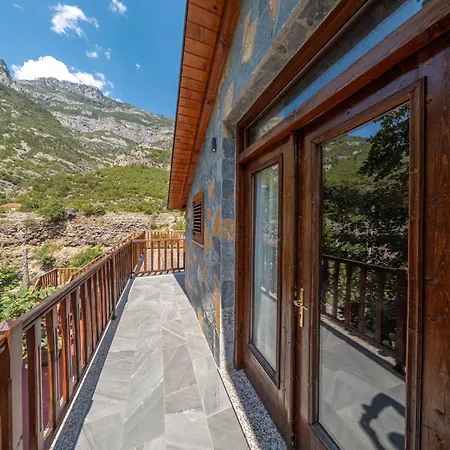 Sofra Kelmendit ゲストハウス Tamarë